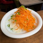 餃子と瓶 - 大根あっさり漬けと人参のナムル