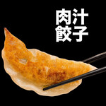 餃子と瓶 - 噛んだ瞬間あふれる肉汁！