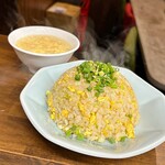 餃子と瓶 - シンプル玉子チャーハン