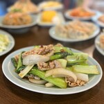 餃子と瓶 - 豚バラと青菜のニンニク塩炒め