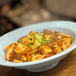 餃子と瓶 - 麻婆豆腐。ご飯も進みますが、お酒も進みます。