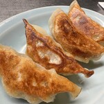 餃子と瓶 - パリッと焼き上げた餃子
