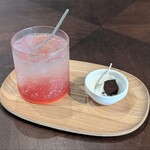 月花舎 - いちごとハイビスカスソーダ　700円