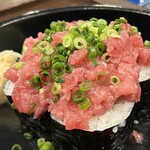 肴屋ぱんだ亭 - 海苔巻きの上にてんこ盛りのネギトロヾ(〃^∇︎^)ﾉ