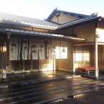 御宿 竹林亭 - 正面玄関。打ち水をされております