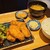 浜焼太郎 - 料理写真:牡蠣フライ定食(税込900円)
          ①牡蠣フライ【5個】、野菜サラダ(赤縮緬萵苣〖サニーレタス〗&水菜&薄切り赤玉葱)、檸檬&タルタルソース添え②白ご飯③お味噌汁④お漬け物