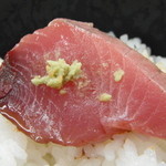 愛南 市場食堂 - 甘いしょうゆに付けていただきます。身が柔らかいのと後口が違いますね。