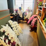 割烹 桂 - お祝いの胡蝶蘭でイッパイの店内✨