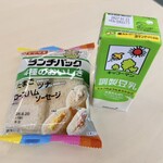 ニューデイズ - 料理写真:ヤマザキ ランチパック 4種のおいしさ(たまご、ツナ、ロースハム、ソーセージ)、キッコーマン 調製豆乳