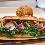 デリフランス - 料理写真:改札出て真ん前 大きな窓ガラスで明るい店内 奥の席は改札の喧騒が背中になって落ち着きます 胡麻団子美味しかった