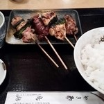 焼き鳥定食(皿盛り)１，０００円。