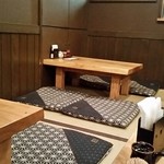 鳥助 - 店内小上がり。