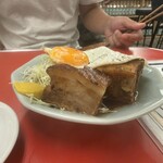 大衆食堂ニューヘイロー - この角煮の厚さ