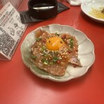 大衆食堂ニューヘイロー - トロサーモンの黒胡椒ユッケ