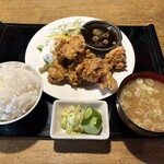 居酒屋板くら - 料理写真:鳥の唐揚げ（ご飯＆みそ汁セット）