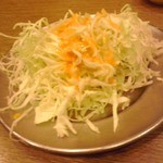 やき鳥三太郎 - 焼鳥を注文すると提供される無料のキャベツ(２０１５年５月１日撮影)