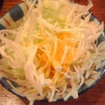 やき鳥三太郎 - 焼鳥を注文すると提供される無料のキャベツ(２０１５年５月４日撮影)