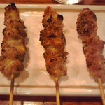 やき鳥三太郎 - 皮３本 ３３０円(税込)(２０１５年５月４日撮影)