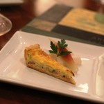 ビストロ ラ ペクニコヴァ - アミューズは新玉葱のキッシュとピクルス