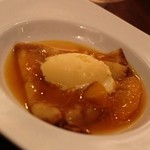 ビストロ ラ ペクニコヴァ - デザートのクレープシュゼット　オレンジソースにアイスをのせて