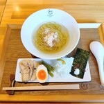開花屋太郎 - 料理写真:羅臼昆布と鶏節の澄ましそば