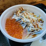 岬の駅 - 料理写真:いくらトロサンマ丼2100円。いくらが固い。サンマは脂乗ってない。
