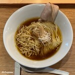 麺亭 うすざわ - 薄切りのチャーシューにこれ以上､熱が入らぬよう丼の淵に鞍掛け