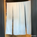 麺亭 うすざわ - 風除スペースに練隠し代わりの暖簾？