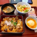 なか卯 - 料理写真:みそ汁、サラダ、葛アイスを追加