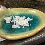 肴屋ぱんだ亭 - お塩の結晶をつけて食べます( •̀∀•́ )b