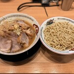 ラーメン豚山 - 料理写真:つけ麺 小ぶた 豚5枚
ニンニク別皿、野菜、アブラマシマシ、カラカラ、アレ(甘酢生姜)¥1350
