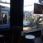 亞細亞食堂サイゴン - 窓際の席からは世田谷線がよく見えます