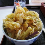 黒部 そば屋 - ミニ天丼(丼ぶりの後ろに隠れていますが沢庵があります)