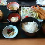 食処 さんぞくや - いつも食ってた、ジャンボエビフライ定食。御飯のお代わり自由でしたが…