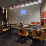 ザ ボウル カフェ - 店内（スクリーンにはヴィアティーン三重の試合風景が流れています）