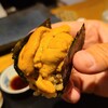 鮨 まつばら - 料理写真:⑧赤雲丹(山口県周防大島産)
産卵は初夏～晩夏、旬は初夏～晩夏
舌の上で5秒ホールド、穏やかで上品ながらも濃い旨みと甘み、粒が溶けておらず臭みもゼロ、際立っています
赤雲丹の為だけでも訪問の価値あり