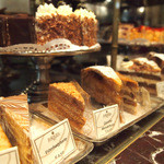 DEMEL - １階のショーケースからケーキをチョイス　迷っちゃいますね