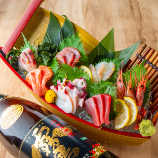 鮮魚の舟盛り付き！飲み放題も楽しめるボリューム満点のコース