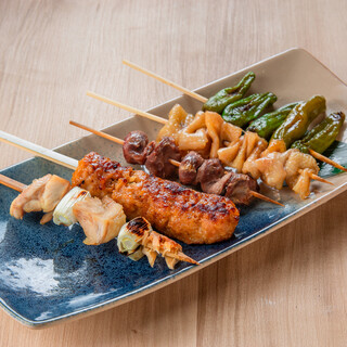 豊洲直送の魚介を活かした料理と店内調理の炭火串焼きが自慢！