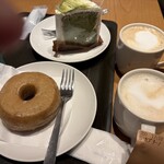 スターバックスコーヒー - 料理写真:奥の抹茶シフォンケーキ¥473(税抜き26年8月)が大きくて美味しかった(^^)