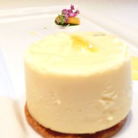 ユニオン スクエア トウキョウ - デザートセット 1510円 の柚子チーズケーキ 紫蘇のソース ビワのコンポート