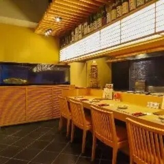 お二人でのご来店や少人数でのご会食にお勧めのカウンター席でございます。