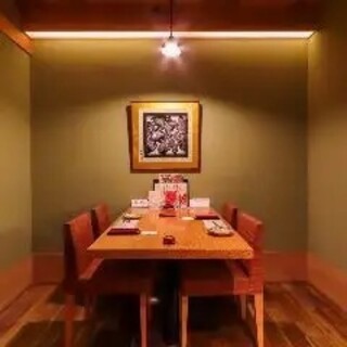 特別な日のお祝いや大切なお客様とのお食事にご利用いただける完全個室でございます。