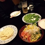 Panas - 枝豆とサラダとパリパリのやつ。