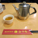 福満園 - アルミのポットに入った中国茶を喫んで待つ