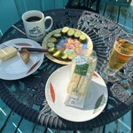 カスミ フードスクエア - 朝ごはんは表でいただきました