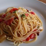 WOOD - トマトとモッツァレラチーズのガーリックパスタ　～大葉入り～　1200ｙｅｎ」
