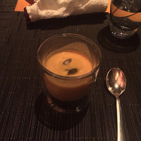 イタリアンダイニング ケシキ - 冷たいパンプキンスープ ゴートチーズ
                パンプキンシードとシチリア産エクストラバージンオリーブオイル