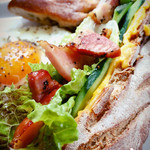 VIRON 丸の内店 - バケットに厚切りベーコン、チェダー、キュウリを挟んでみた