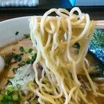 らーめん太陽堂 - 中細麺。